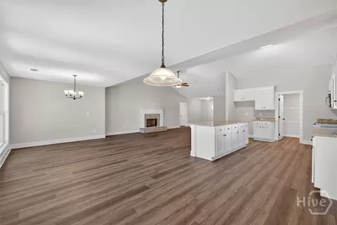 Living - 108 Sycamore Dr #19, Colbert, GA 30628 photo 6 of 6