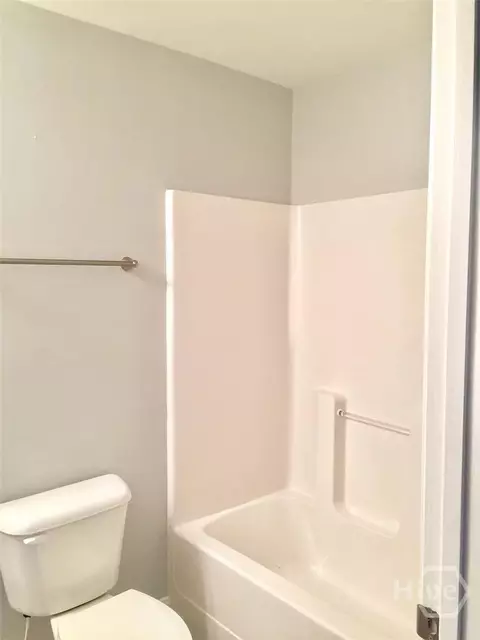 Bath - 1010 Binghampton Cir, Bogart, GA 30622 photo 2 of 4