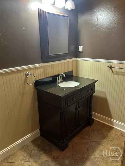 Bath - 650 Woodside Rd, Athens, GA 30606 photo 6 of 9