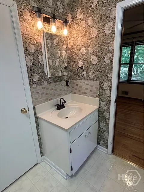 Bath - 650 Woodside Rd, Athens, GA 30606 photo 2 of 9