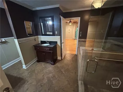 Bath - 650 Woodside Rd, Athens, GA 30606 photo 8 of 9
