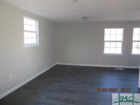 Living - 7337 E Oglethorpe Hwy, Midway, GA 31320 photo 4 of 6