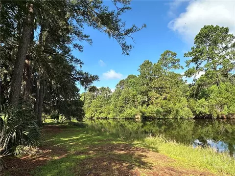 8 Topsail Ct, Savannah, GA 31411