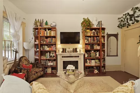 Living - 24 E Jones St, Savannah, GA 31401 photo 8 of 10
