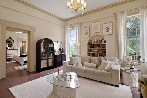 Living - 24 E Jones St, Savannah, GA 31401 photo 5 of 10