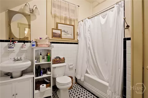 Bath - 24 E Jones St, Savannah, GA 31401 photo 3 of 3