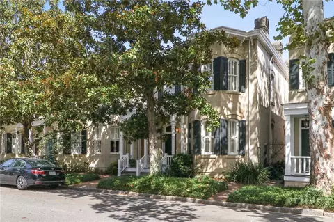 212 W Huntingdon St, Savannah, GA 31401