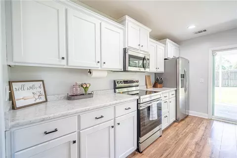 Kitchen - 4 Farrington Ct, Guyton, GA 31312 photo 3 of 5