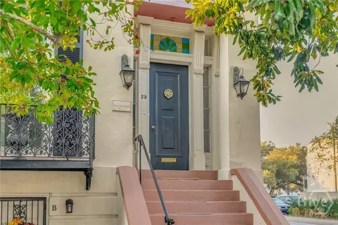 25 W Perry St, Savannah, GA 31401