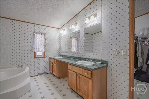 Bath - 164 Sixth St, Guyton, GA 31312 photo 2 of 4