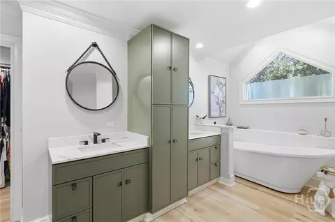 Bath - 7 Springpine Ln, Savannah, GA 31411 photo 1 of 3