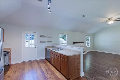 Living - 109 Knotty Pine Cir, Springfield, GA 31329 photo 3 of 5