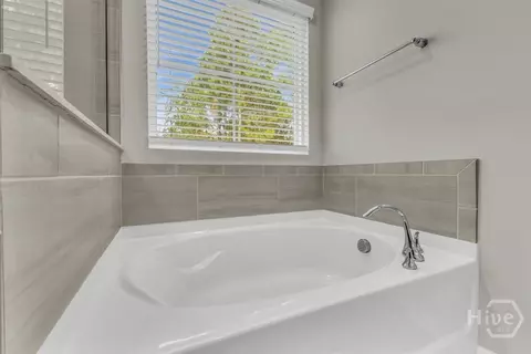 Bath - 268 Harmony Blvd, Pooler, GA 31322 photo 4 of 7