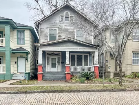 218 W 38th St, Savannah, GA 31401