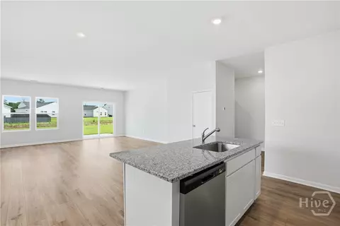 Living - 181 Daylily Dr, Springfield, GA 31329 photo 2 of 4