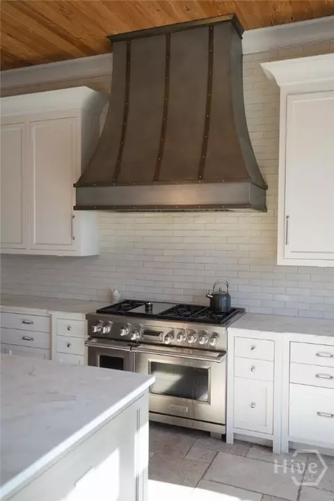 Kitchen - 108 Commodore Dr, Savannah, GA 31410 photo 3 of 6
