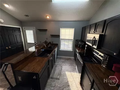 Kitchen - 487 Shadowbrook Cir, Springfield, GA 31329 photo 3 of 3