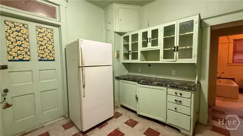 Kitchen - 3313 Gragg St, Thunderbolt, GA 31404 photo 1 of 5