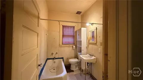 Bath - 3313 Gragg St, Thunderbolt, GA 31404 photo 1 of 2