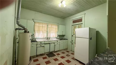 Kitchen - 3313 Gragg St, Thunderbolt, GA 31404 photo 2 of 5