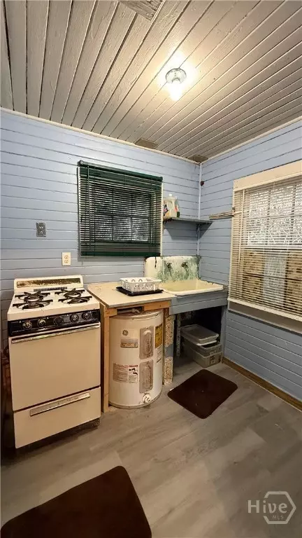 Kitchen - 3313 Gragg St, Thunderbolt, GA 31404 photo 5 of 5
