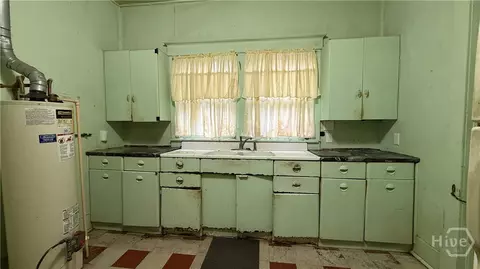 Kitchen - 3313 Gragg St, Thunderbolt, GA 31404 photo 3 of 5