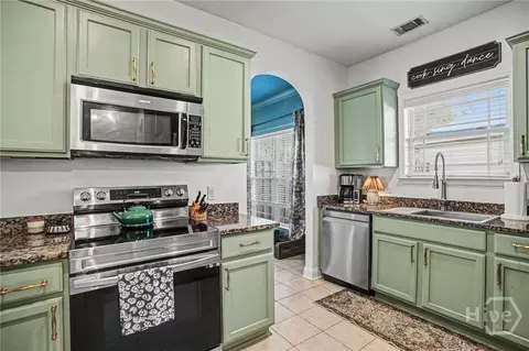 Kitchen - 142 Willow Pt, Savannah, GA 31407 photo 2 of 4