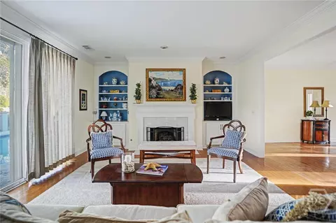 Living - 4 Odingsell Ln, Savannah, GA 31411 photo 3 of 5