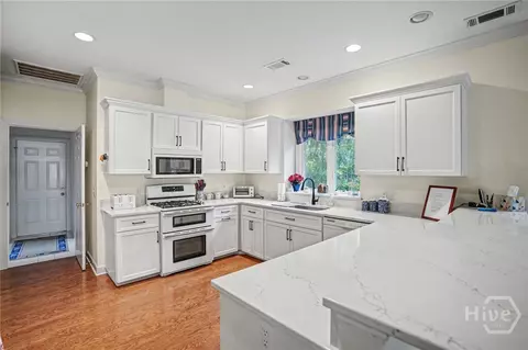 Kitchen - 4 Odingsell Ln, Savannah, GA 31411 photo 3 of 4