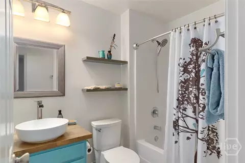 Bath - 475 Shadowbrook Cir, Springfield, GA 31329 photo 1 of 2