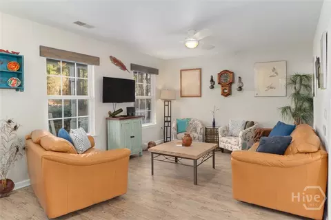 Living - 475 Shadowbrook Cir, Springfield, GA 31329 photo 2 of 3