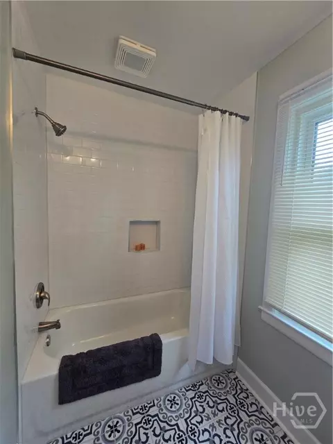 Bath - 2044 E 60th St, Savannah, GA 31404 photo 2 of 3