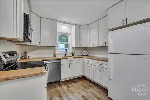 Kitchen - 2044 E 60th St, Savannah, GA 31404 photo 1 of 4