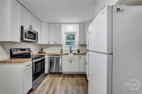 Kitchen - 2044 E 60th St, Savannah, GA 31404 photo 2 of 4