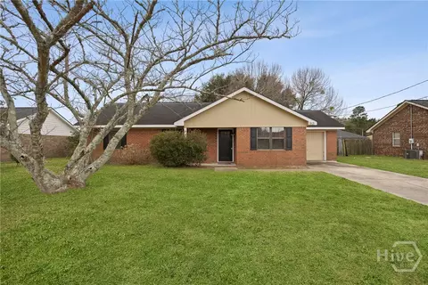 913 Churchfield Dr, Hinesville, GA 31313