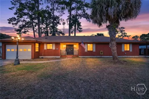 206 E Point Dr, Savannah, GA 31410