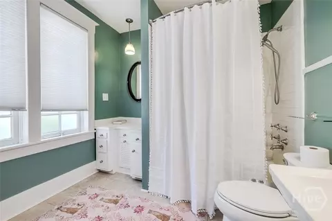 Bath - 37 E 50th St, Savannah, GA 31405 photo 3 of 5