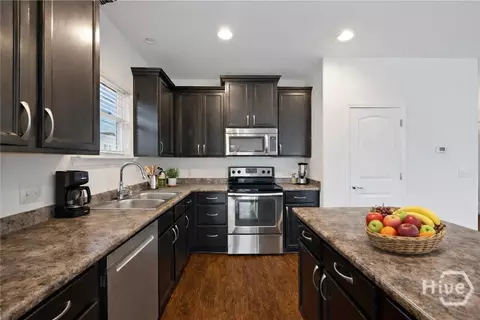 Kitchen - 203 Lakepointe Dr, Savannah, GA 31407 photo 2 of 4