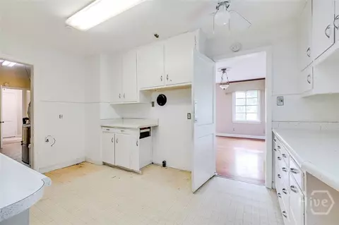Kitchen - 48 E 61st St, Savannah, GA 31405 photo 1 of 2