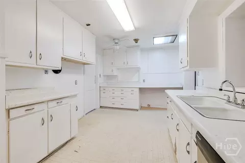 Kitchen - 48 E 61st St, Savannah, GA 31405 photo 2 of 2