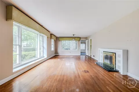 Living - 48 E 61st St, Savannah, GA 31405 photo 1 of 7