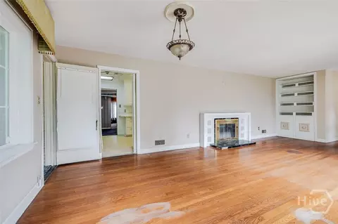 Living - 48 E 61st St, Savannah, GA 31405 photo 2 of 4