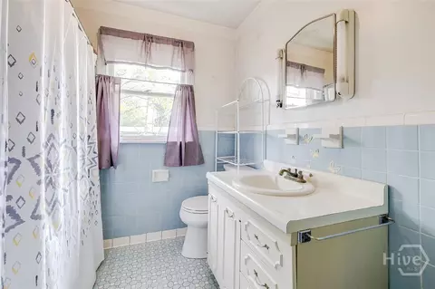 Bath - 48 E 61st St, Savannah, GA 31405 photo 2 of 2