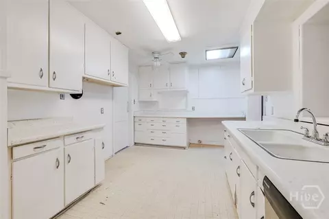 Kitchen - 48 E 61st St, Savannah, GA 31405 photo 2 of 2