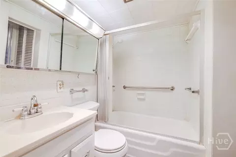 Bath - 48 E 61st St, Savannah, GA 31405 photo 1 of 3