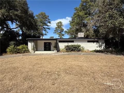 1426 N Camden Cir, Savannah, GA 31406