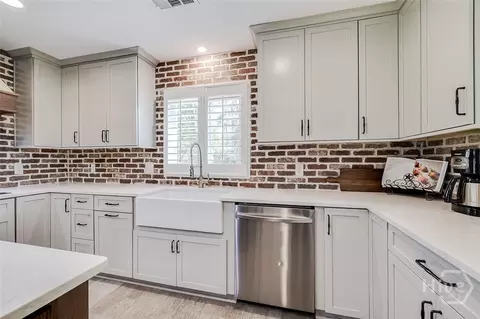 Kitchen - 17 Ramsgate Rd, Savannah, GA 31419 photo 6 of 11