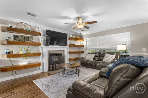 Living - 242 Nashview Trl, Allenhurst, GA 31301 photo 3 of 3