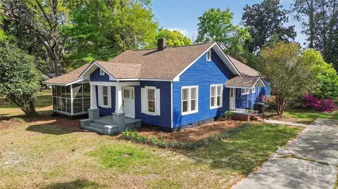 104 E Burkhalter St, Pembroke, GA 31321