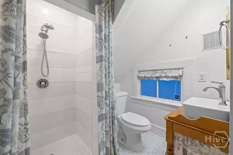 Bath - 712 E 37th St, Savannah, GA 31401 photo 1 of 6